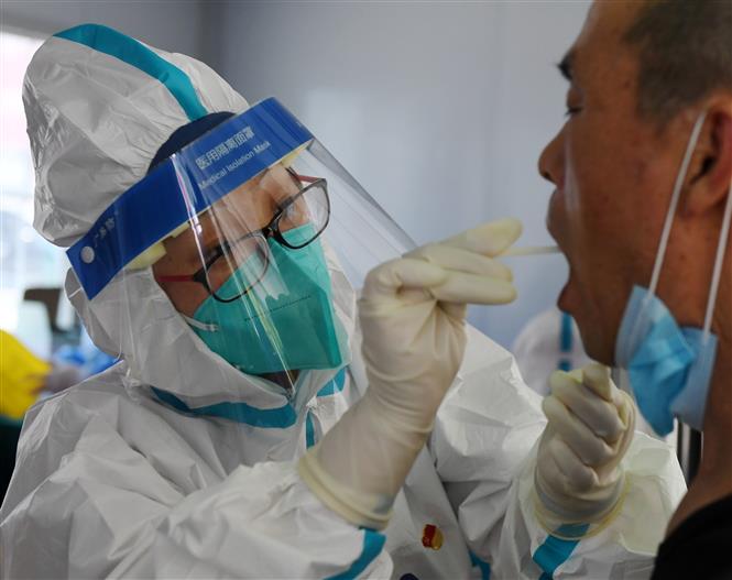 Trong ảnh: Nhân viên y tế lấy mẫu xét nghiệm COVID-19 tại thủ đô Bắc Kinh, Trung Quốc ngày 22/6/2020. Ảnh: THX/TTXVN