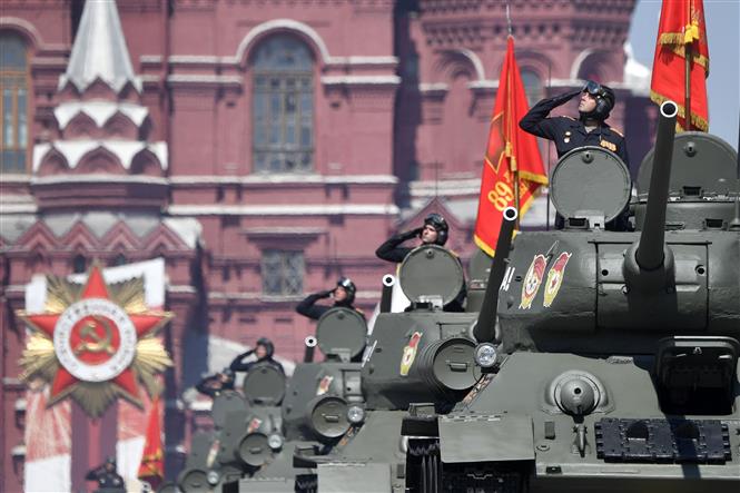 Trong ảnh: Xe tăng T-34 tham gia lễ duyệt binh nhân kỷ niệm 75 năm chiến thắng trong cuộc Chiến tranh Vệ quốc vĩ đại, tại Quảng trường Đỏ ở thủ đô Moskva, Nga ngày 24/6/2020. Ảnh: AFP/TTXVN