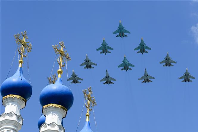 Trong ảnh: Đội hình máy bay chiến đấu Sukhoi Su-35S của Nga tham gia lễ duyệt binh nhân kỷ niệm 75 năm chiến thắng trong Chiến tranh Vệ quốc vĩ đại, tại Quảng trường Đỏ ở thủ đô Moskva ngày 24/6/2020. Ảnh: AFP/TTXVN