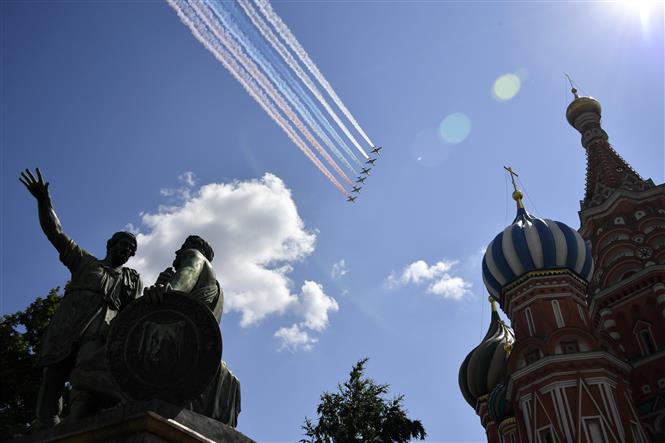 Trong ảnh: Đội hình máy bay chiến đấu Sukhoi Su-25 của Nga tham gia lễ duyệt binh nhân kỷ niệm 75 năm chiến thắng trong Chiến tranh Vệ quốc vĩ đại, tại Quảng trường Đỏ ở thủ đô Moskva ngày 24/6/2020. Ảnh: AFP/TTXVN