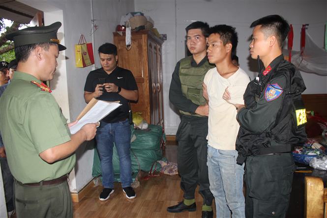 Trong ảnh: Lực lượng An ninh điều tra, Công an tỉnh Hòa Bình đọc lệnh bắt và khám xét nơi ở của đối tượng Trịnh Bá Tư. Ảnh Vũ Hà - TTXVN