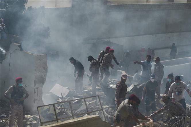 Trong ảnh: Lực lượng cứu hộ làm nhiệm vụ tại hiện trường vụ rơi máy bay chở khách ở Karachi, Pakistan ngày 22/5/2020. Ảnh: AFP/TTXVN