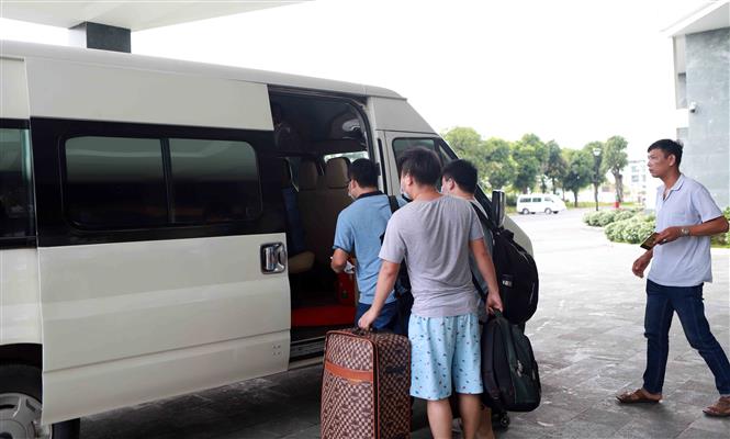 Trong ảnh: Các công dân Trung Quốc đủ thời hạn cách ly tại Khách sạn DIC STAR Vĩnh Phúc lên xe trở về nơi làm việc. Ảnh: Hoàng Hùng - TTXVN