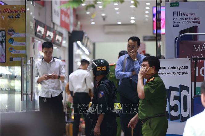 cảnh sát kiểm tra, khám xét và đưa các kiện hàng lên xe tại cửa hàng điện thoại Nhật Cường mobile ở 33 Lý Quốc Sư, Hà Nội( Ngày 9/5/2019), ảnh Doãn Tấn - TTXVN