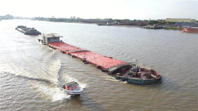 Trong ảnh: Cảnh sát giao thông đường thủy Ninh Bình tuần tra trên sông. Ảnh: Minh Đức - TTXVN