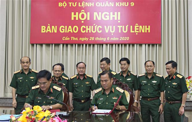 Trong ảnh: Ký biên bản bàn giao chức vụ Tư lệnh Quân khu 9 giữa Trung tướng Nguyễn Hoàng Thủy (bên phải) và Thiếu tướng Nguyễn Xuân Dắt. Ảnh: TTXVN phát