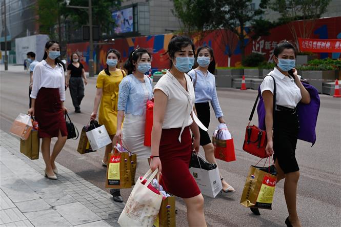 Trong ảnh: Người dân đeo khẩu trang phòng dịch COVID-19 tại Bắc Kinh, Trung Quốc ngày 23/6/2020. Ảnh: AFP/TTXVN