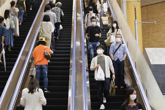 Trong ảnh: Người dân đeo khẩu trang phòng lây nhiễm COVID-19 tại Tokyo, Nhật Bản, ngày 14/6/2020. Ảnh: THX/ TTXVN