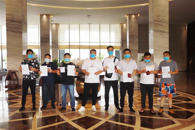 Trong ảnh: Các công dân Trung Quốc nhận giấy chứng nhận đủ thời hạn cách ly tại Khách sạn DIC STAR Vĩnh Phúc. Ảnh: Hoàng Hùng - TTXVN