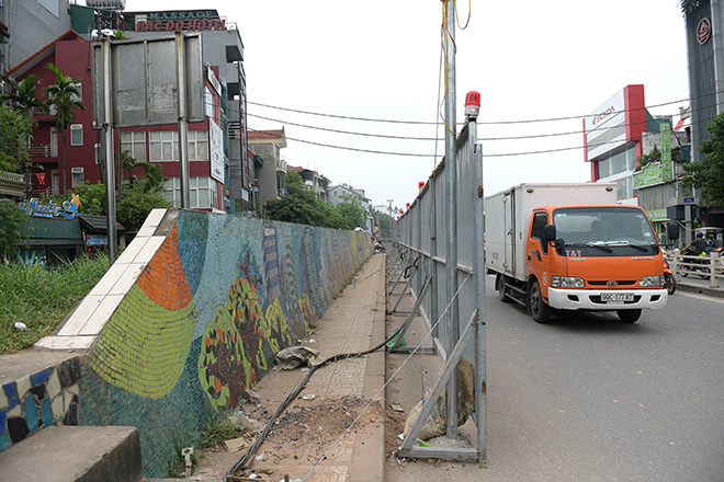 Đơn vị thi công rào chắn đoạn đường gốm sứ bị phá dỡ để đảm bảo an toàn giao thông.