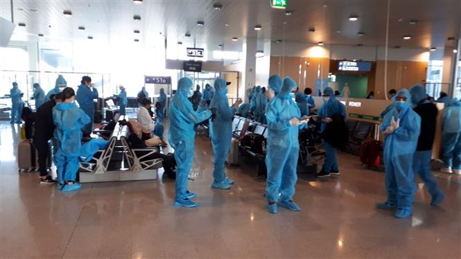 Công dân Việt Nam chờ lên máy bay để về nước. Ảnh: TTXVN phát