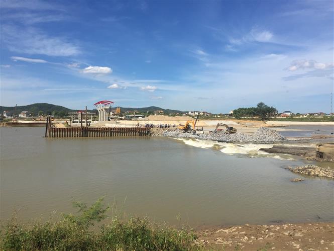 Trong ảnh: Gói thầu xây dựng kênh Bara Đô Lương ngay cạnh đập cũ đã hoàn thành 80%. Ảnh: Nguyễn Oanh – TTXVN