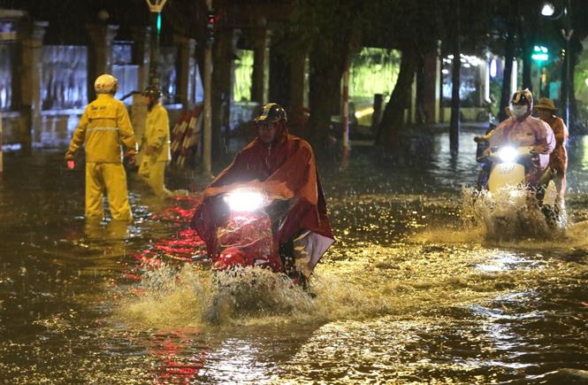 Trong ảnh: Mưa lớn gây ngập úng trên đường Lý Thường Kiệt - Phan Bội Châu. Ảnh: Thành Đạt - TTXVN