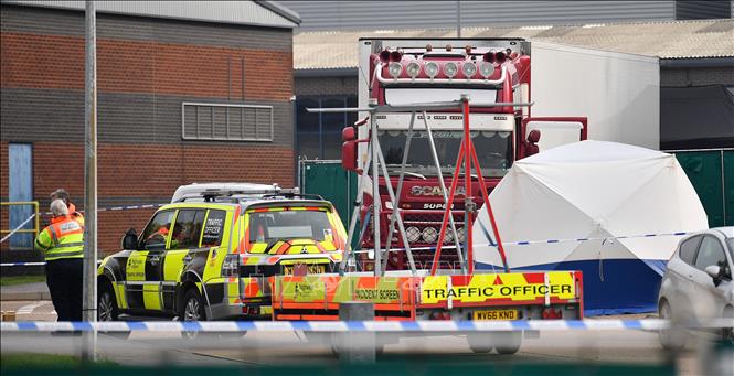 Cảnh sát Anh phong tỏa hiện trường phát hiện 39 thi thể trong container tại Grays, Essex, ngày 23/10/2019. Ảnh: AFP/TTXVN