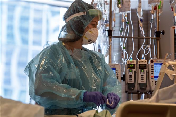 Trong ảnh: Nhân viên y tế chăm sóc bệnh nhân mắc COVID-19 sau ca ghép phổi tại bệnh viện Northwestern Memorial ở Chicago, Mỹ. Ảnh: AFP/TTXVN
