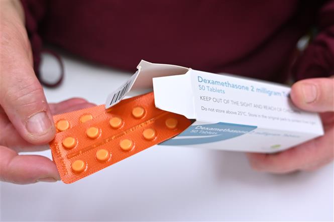 Trong ảnh: Thuốc kháng viêm dexamethasone được bán tại hiệu thuốc ở London, Anh ngày 16/6/2020. Ảnh: AFP/ TTXVN