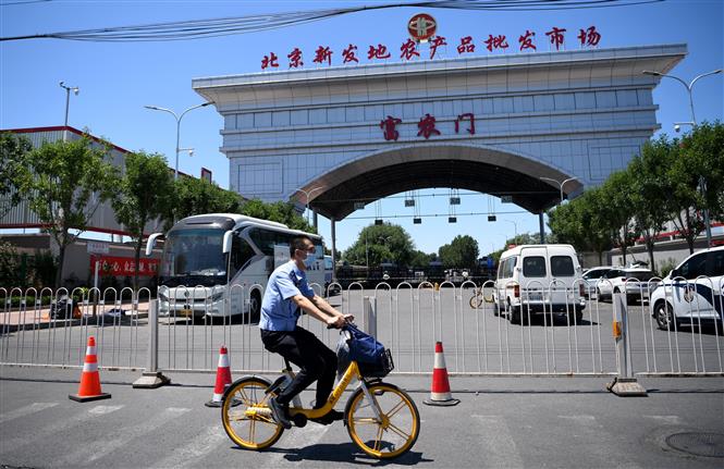 Trong ảnh: Chợ Tân Phát Địa ở thủ đô Bắc Kinh, Trung Quốc, bị phong tỏa do phát hiện ổ dịch COVID-19 tại đây, ngày 14/6/2020. Ảnh: AFP/TTXVN