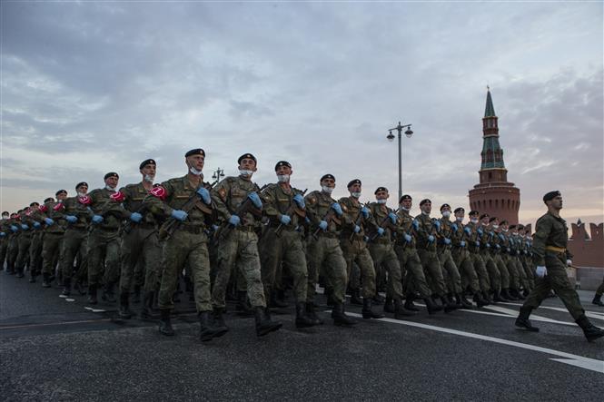 Trong ảnh: Binh sĩ Nga tham gia diễn tập chuẩn bị cho lễ duyệt binh kỷ niệm 75 năm chiến thắng phát xít tại Quảng trường Đỏ ở Moskva tối 18/6/2020. Ảnh: THX/TTXVN