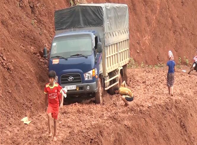 Trong ảnh: Mưa to gây sạt lở đất tại huyện Quỳnh Nhai, tỉnh Sơn La, khiến người dân và các phương tiện giao thông qua lại khó khăn. Ảnh: Nguyễn Cường - TTXVN