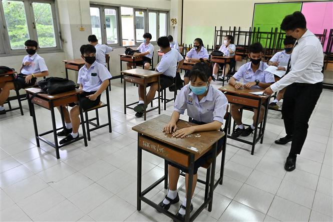 Trong ảnh:Học sinh và giáo viên đeo khẩu trang phòng lây nhiễm COVID-19 tại một trường học ở Bangkok, Thái Lan, ngày 1/7/2020. Ảnh: AFP/TTXVN