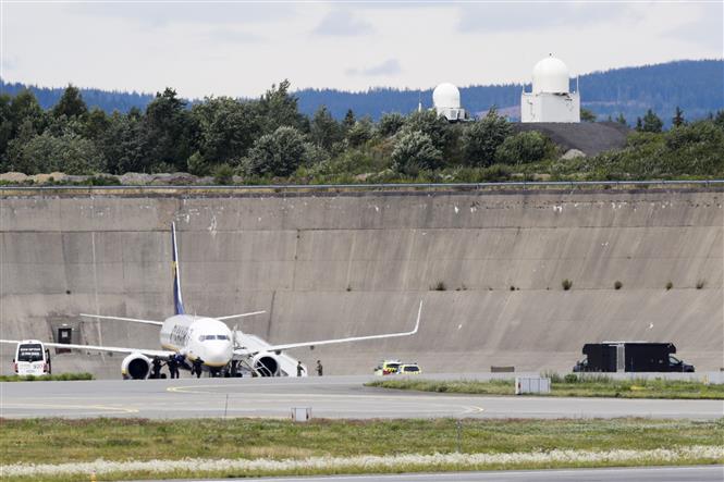 Trong ảnh: Máy bay chở khách của hãng hàng không Ryanair hạ cánh tại sân bay Gardemoen, cách trung tâm thủ đô Oslo của Na Uy 50 km về phía Đông Bắc sau khi nhận được thông tin đe dọa đánh bom ngày 17/7/2020. Ảnh: AFP/TTXVN