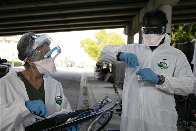 Trong ảnh: Nhân viên y tế lấy mẫu dịch xét nghiệm COVID-19 cho người dân tại Miami, bang Florida, Mỹ ngày 16/4/2020. Ảnh: AFP/TTXVN