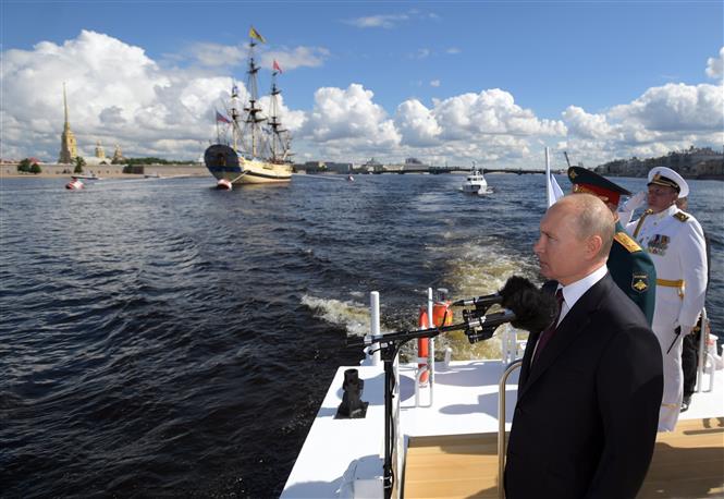 Trong ảnh: Tổng thống Vladimir Putin tại lễ kỷ niệm Ngày Hải quân tại Saint Petersburg, Nga, ngày 26/7/2020. Ảnh: AFP/TTXVN