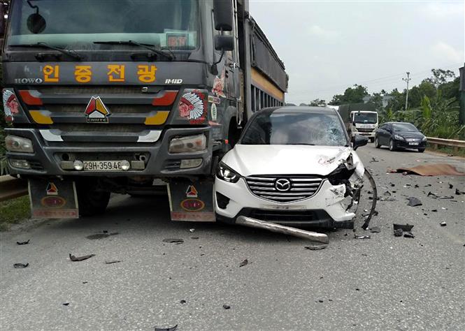 Trong ảnh: Hiện trường vụ tai nạn giao thông nghiêm trọng. Ảnh: Thanh Hải - TTXVN