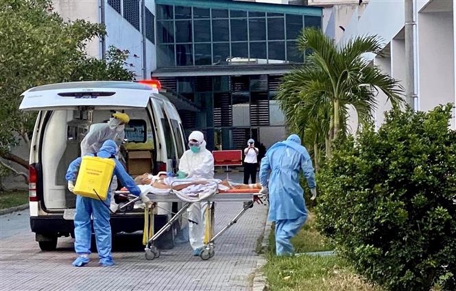 Bệnh viện Trung ương Huế tiếp nhận hai bệnh nhân nhiễm COVID-19 từ Đà Nẵng. Ảnh: TTXVN phát