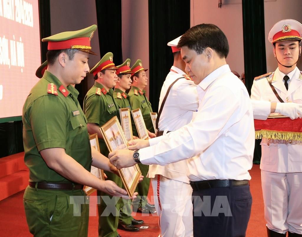 Hình ảnh khen thưởng các chiến sĩ trong một vụ án cướp ngân hàng tại Hà Nội