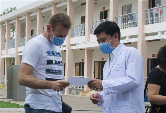 Bác sĩ trao giấy ra viện cho bệnh nhân số 53 tại TP.Hồ Chí Minh
