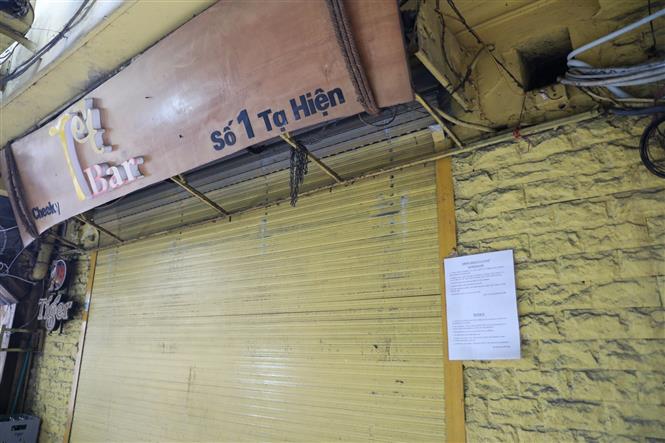 Trong ảnh: Các quán bar, club, vũ trường...tại phố Tạ Hiện đều treo biển tạm đóng cửa để phòng chống dịch. Ảnh: Danh Lam - TTXVN