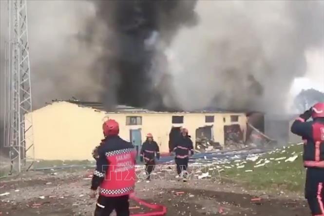 Lính cứu hỏa làm nhiệm vụ tại hiện trường vụ nổ nhà máy sản xuất pháo hoa ở tỉnh Sakarya, Tây Bắc Thổ Nhĩ Kỳ ngày 3/7/2020. Ảnh: Daily Star/TTXVN