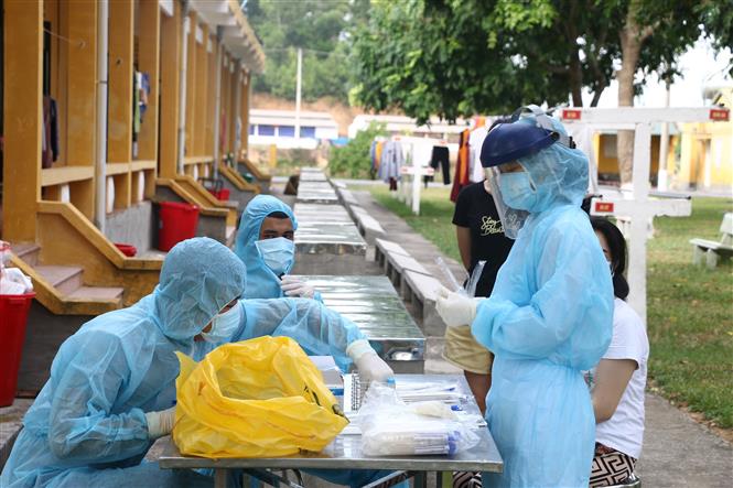 Trong ảnh: Trung tâm Kiểm soát bệnh tật tỉnh Thanh Hoá đã tiến hành lấy mẫu xét nghiệm SARS-CoV-2 cho 185 công dân trong khu vực cách ly. Ảnh: Hoa Mai - TTXVN