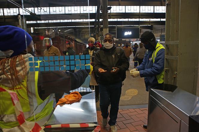 Trong ảnh: Hành khách đeo khẩu trang phòng lây nhiễm COVID-19 tại nhà ga tàu hỏa ở Pretoria, Nam Phi, ngày 1/7/2020. Ảnh: AFP/ TTXVN