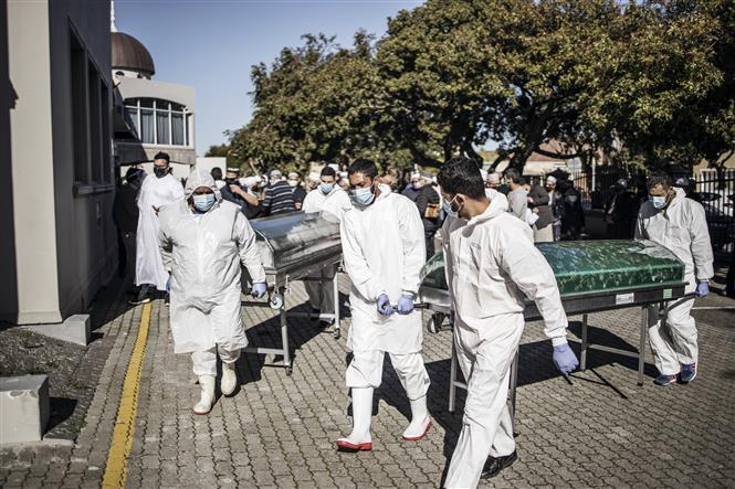 Trong ảnh: Chuyển thi thể bệnh nhân tử vong do COVID-19 tại Cape Town, Nam Phi. Ảnh: AFP/TTXVN