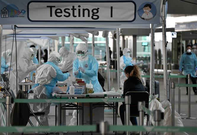 Trong ảnh: Nhân viên y tế lấy mẫu dịch xét nghiệm COVID-19 cho hành khách tại sân bay quốc tế Incheon, phía tây thủ đô Seoul, Hàn Quốc, ngày 1/4/2020. Ảnh: AFP/ TTXVN
