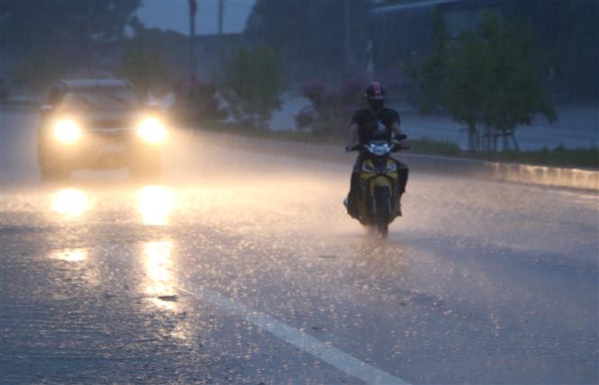 Trong ảnh: Cơn mưa xuất hiện tại phường Đậu Liêu, thị xã Hồng Lĩnh, Hà Tĩnh. Ảnh: Duy Khương - TTXVN