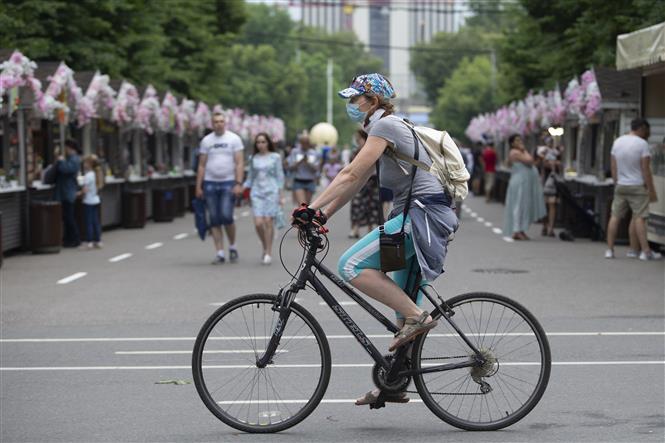 Trong ảnh: Người dân đeo khẩu trang phòng lây nhiễm COVID-19 tại Moskva, Nga, ngày 4/7/2020. Ảnh: THX/ TTXVN