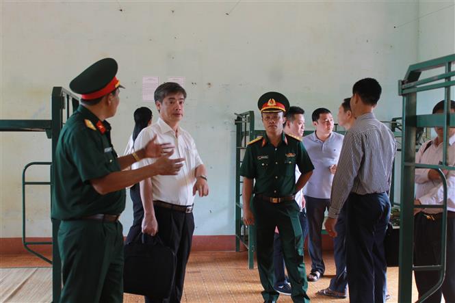 Trong ảnh: Đoàn công tác kiểm tra tại khu cách ly tập trung tại xã Ea Kiết, huyện Cư M’gar. Ảnh: Tuấn Anh – TTXVN