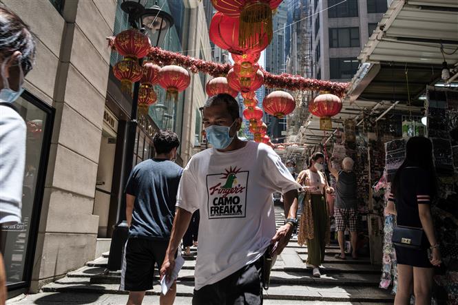 Trong ảnh: Người dân đeo khẩu trang phòng lây nhiễm COVID-19 tại Hong Kong, Trung Quốc, ngày 15/7/2020. Ảnh: AFP/TTXVN