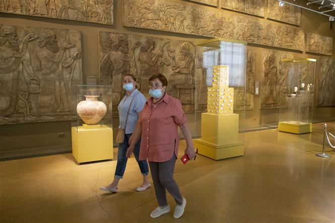 Trong ảnh: Người dân đeo khẩu trang phòng lây nhiễm COVID-19 khi tham quan bảo tàng ở Moskva, Nga, ngày 10/7/2020. Ảnh: THX/ TTXVN