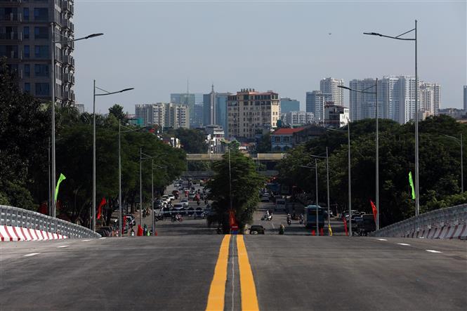 Trong ảnh: Cầu vượt hoàn thành sẽ kết nối 3 quận của nội thành Hà Nội gồm Bắc Từ Liêm, Cầu Giấy và Tây Hồ. Ảnh: Huy Hùng - TTXVN