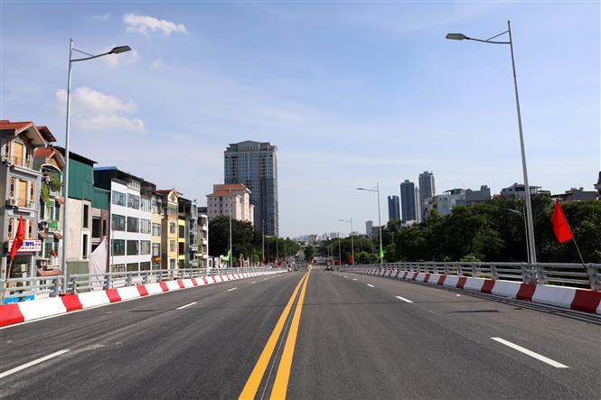 Trong ảnh: Tổng chiều dài của cầu là 278m, rộng 16m. Việc đầu tư xây dựng cầu vượt qua đường Hoàng Quốc Việt sẽ giải quyết được tình trạng ùn tắc giao thông tại nút giao này. Ảnh: Huy Hùng - TTXVN