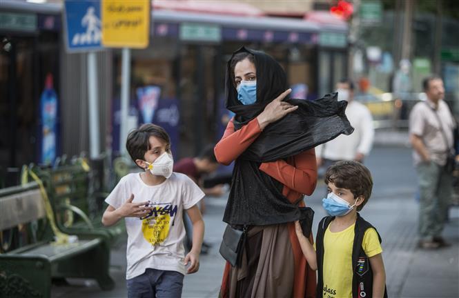 Trong ảnh: Người dân đeo khẩu trang phòng lây nhiễm COVID-19 tại Tehran, Iran, ngày 19/7/2020. Ảnh: THX/ TTXVN