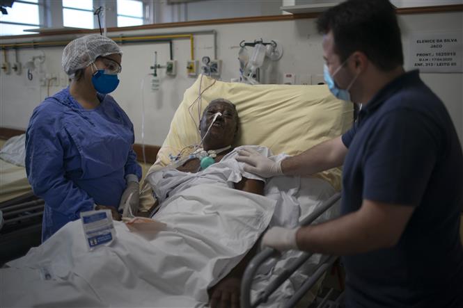 Trong ảnh: Bệnh nhân COVID-19 được điều trị tại bệnh viện ở Rio de Janeiro, Brazil, ngày 15/7/2020. Ảnh: AFP/ TTXVN