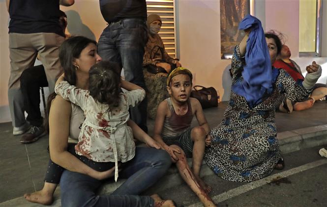Trong ảnh: Nạn nhân bị thương trong vụ nổ ở Beirut, Liban, ngày 4/8/2020. Ảnh: AFP/TTXVN