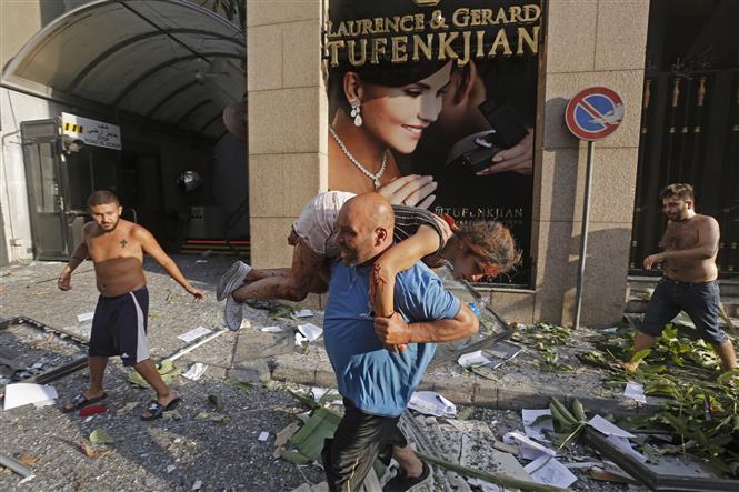 Trong ảnh: Chuyển nạn nhân bị thương sau vụ nổ ở Beirut, Liban ngày 4/8/2020. Ảnh: AFP/TTXVN
