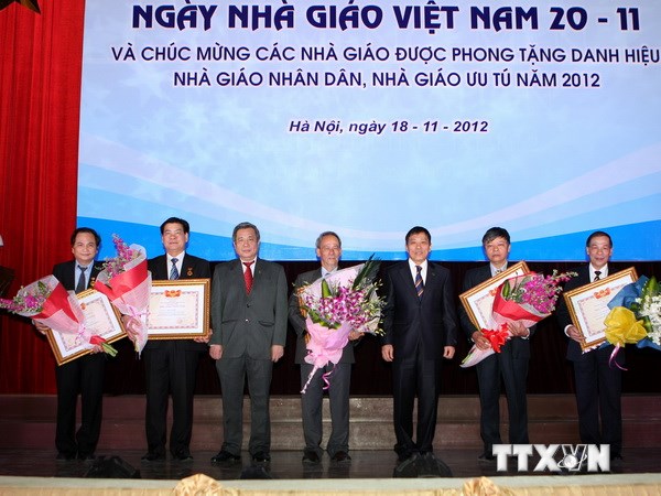 Trao danh hiệu Nhà giáo Nhân dân cho 5 Nhà giáo thuộc trường Đại học Quốc gia Hà Nội năm 2012. (Ảnh: Minh Quyết/TTXVN)