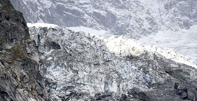 Một đoạn của sông băng Planpincieux. Ảnh: Reuters